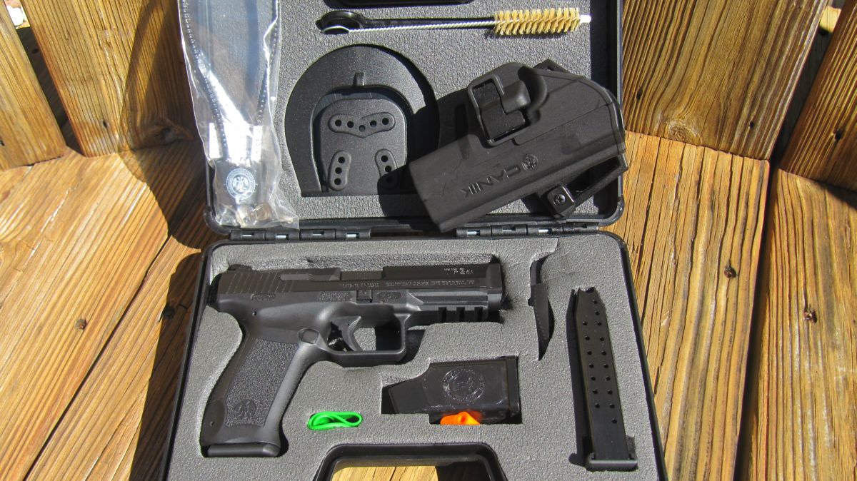Lockable hard Case with many accessories: 2 magazines, holster, belt & paddle attachments, 2 cleaning tools, loader, etc.