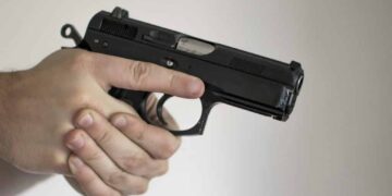 Should You Hold Someone At Gunpoint Until Police Arrive?
