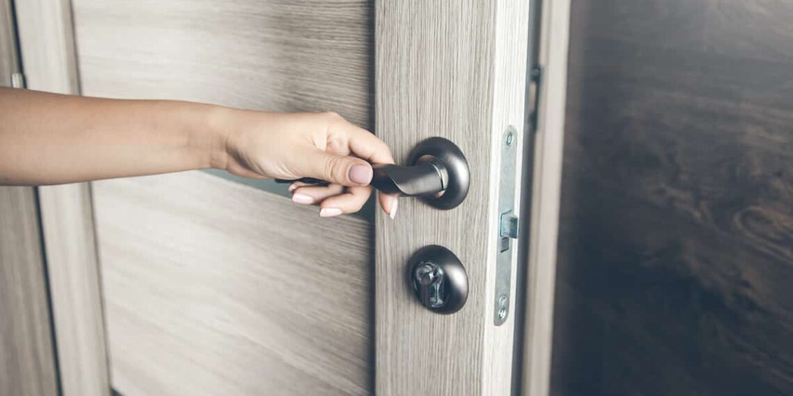 Naked Texas Man Enters Woman's Apartment, Get's Shot in 'Lower Extremities'