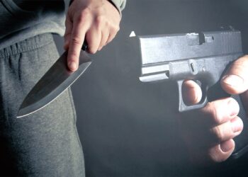 Robber Pulls Knife, Victim Pulls Gun, Robbers Run Off