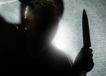 Off-Duty Office Forced To Shoot Mentally Unstable Neighbor w/ Knife