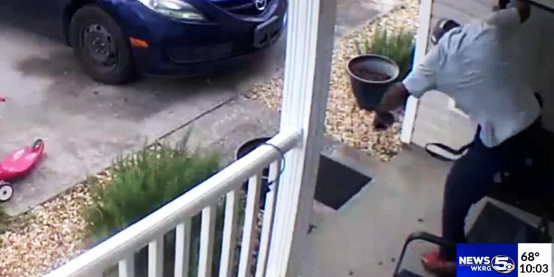 Woman Defends Family After Kid's Father Breaks in with Knife
