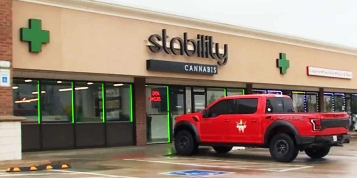 Knife-Wielding Homeless Man Shot by Armed Security Guard