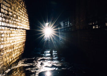 How To Use A Flashlight To Disorient An Opponent