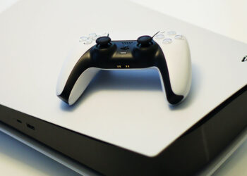 Concealed Carrier Selling Playstation Gets Shot in The Leg After Drawing from the Drop