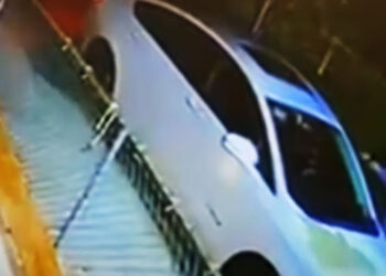 Watch as Uber Driver w/ CCW Fires at Armed Robbers; Hits 2