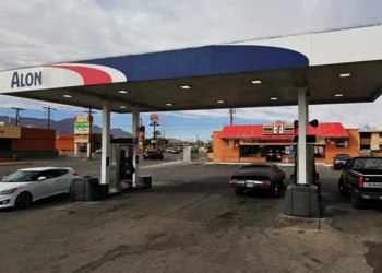 Robber Flashes Gun in Waistband to Clerk... Clerk Shoots Robber