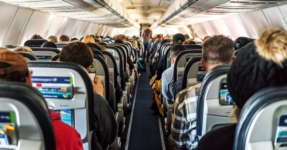 8 Passengers Subdue Man Who Put Flight Attendant Into Chokehold USA Carry 8-passengers-subdue-man-who-put-flight-attendant-into-chokehold-usa-carry