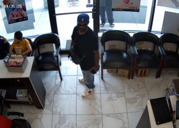 Man Tries to Rob Nail Salon and Everyone Ignores Him