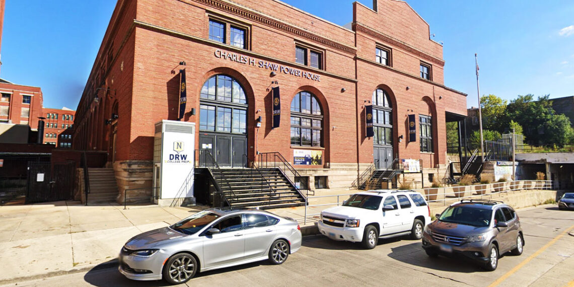 Chicago Garbage Collector Shoots Two Robbers Outside Chicago School, Killing One