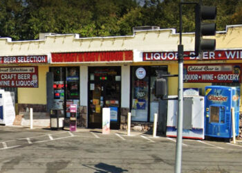 Armed Robber Fatally Shot by Store Employee After Struggle Over Shotgun