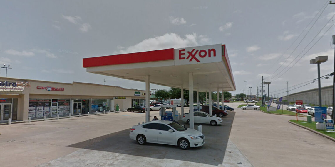 Texas Concealed Carrier Complies Until He Sees Opportunity to Defend Himself Against Armed Robber