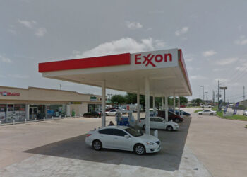 Texas Concealed Carrier Complies Until He Sees Opportunity to Defend Himself Against Armed Robber