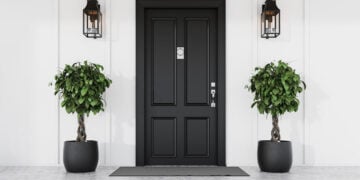 Forced Entry Turns Fatal: Homeowner Shoots Man Who Kicked in Front Door