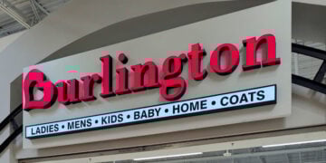 Mall Robbery Turns Violent as Suspects Try to Disarm Victim – One Ends Up Shot, All Three Arrested