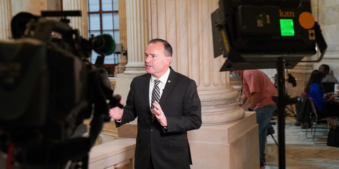 Sen. Mike Lee Introduces Bill to Establish Nationwide Constitutional Carry Without Permits