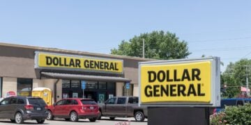 Valdosta Shopper Draws on Man Beating Girlfriend and Her Teen Daughter in Dollar General, Fires Once When Attacker Charges Him